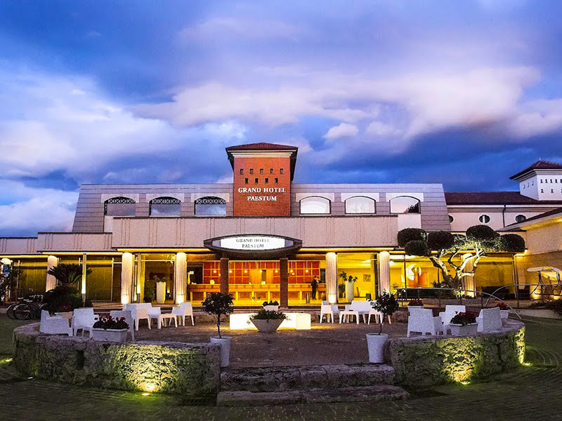 Facciata del resort illuminata al tramonto