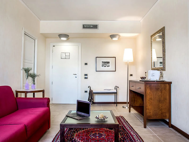 Suite con divano, zona scrivania e arredi eleganti