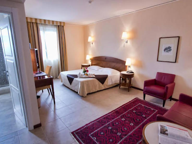 Salotto con divano, tappeto orientale e balcone
