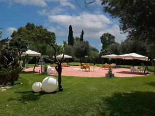 Giardino curato con lettini e cipressi