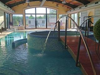 Piscina interna con getti d’acqua e idromassaggio