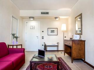 Suite con divano, zona scrivania e arredi eleganti